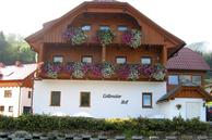 Sommerlicher Blumenschmuck am Lettmaierhof