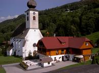 Lettmaierhof direkt neben der Kirche